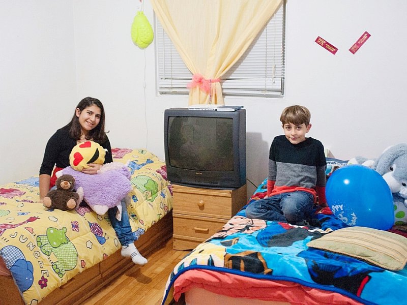 Sparta Fattouh et son frère Adeeb dans leur chambre à coucher à Laval, au Canada le 30 novembre 2016 - Catherine LEGAULT [AFP]