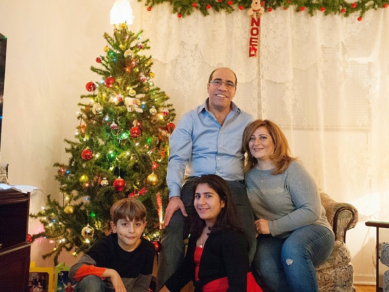 Fahed, Jouli, Sparta et Adeeb Fattouh dans le salon de leur appartement à Laval, au Canada, le 30 novembre 2016 - Catherine Legault [AFP]