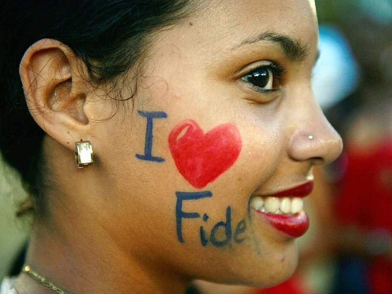 Une Cubaine rend hommage à Fidel Castro à Santiago le 3 décembre 2016 - PEDRO PARDO [AFP]