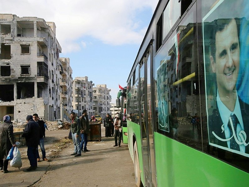 Des Syriens s'apprêtent à monter dans un bus pour revenir dans les anciens quartiers rebelles d'Alep, le 3 décembre 2016 - Youssef KARWASHAN [AFP]
