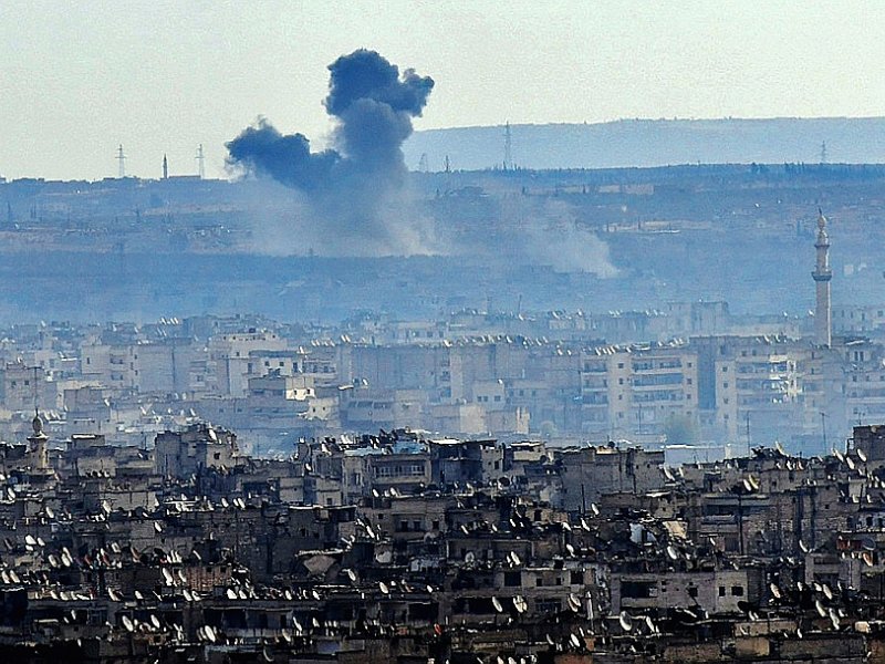 Une vue générale d'Alep où l'on voit de la fumée liée aux combats entre le régime et les rebelles, le 3 décembre 2016 - George OURFALIAN [AFP]