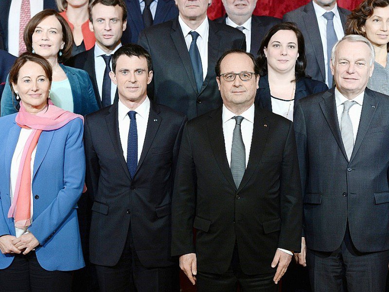 Une photo de famille avec tous les membres du gouvernement, le 17 février 2016 à Paris - STEPHANE DE SAKUTIN [AFP/Archives]