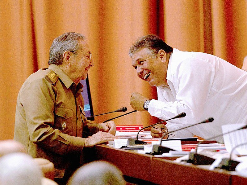 Le président cubain Raul Castro s'entretient avec le vice-président et ministre de l'Economie Marino Murillo (D) le 15 juillet 2015 à La Havane, dans une photo diffusée par le site internet de la présidence cubaine - ISMAEL FRANCISCO [cubadebate.cu/AFP/Archives]