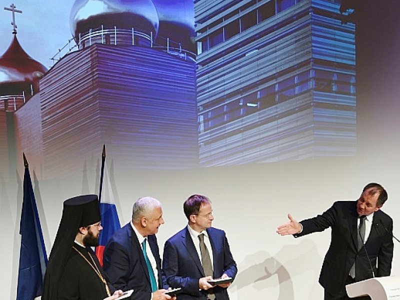 Le ministre russe de la Culture Vladimir Medniski (2e d) lors de l'inauguration d'un centre orthodoxe russe à Paris, le 19 octobre 2016 - Eric FEFERBERG [AFP/Archives]