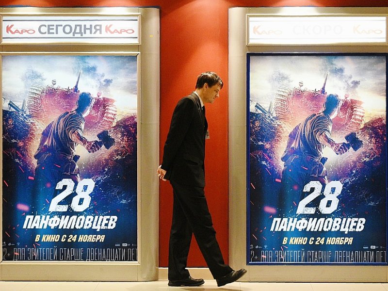 Affiches du film "Les 28 de Panfilov" à Moscou, le 10 novembre 2016 - Natalia KOLESNIKOVA [AFP]