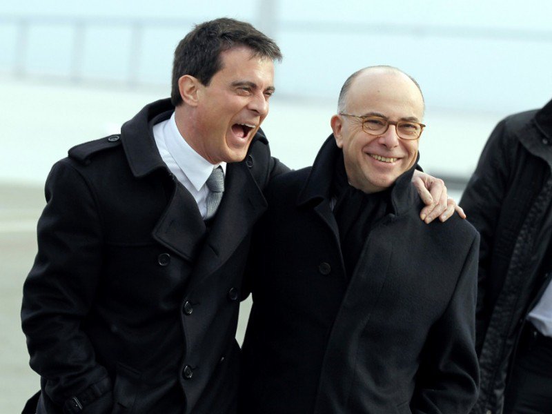 Bernard Cazeneuve, ici photographié le 13 février 2015 avec Emmanuel Valls, va-t-il succéder au 1er minsitre ? - CHARLY TRIBALLEAU [AFP/Archives]
