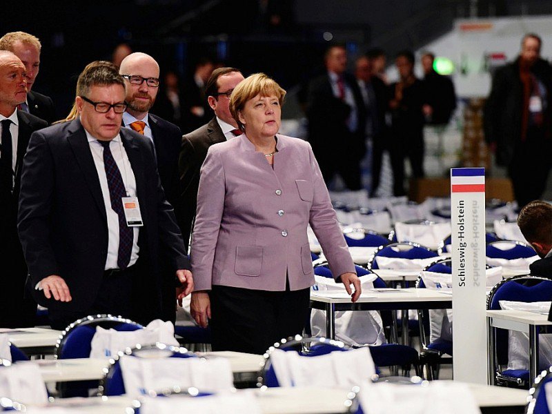 La Chancelière allemande Angela Merkel visite les installations pour la tenue du congrès des délégués de la CDU, le 5 décembre 2016 à Essen - TOBIAS SCHWARZ [AFP]