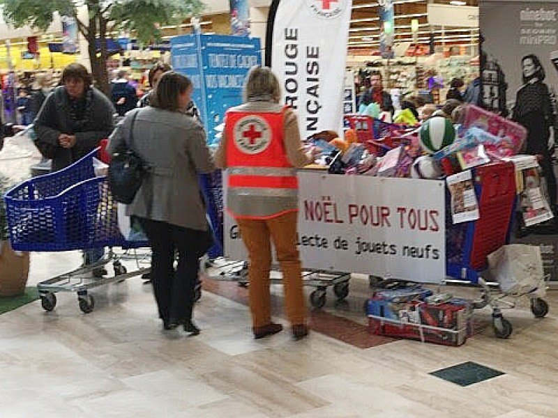 Les bénévoles de la Croix Rouge recueillent les dons de jouets à la sortie du supermarché - Valentine De La Celle