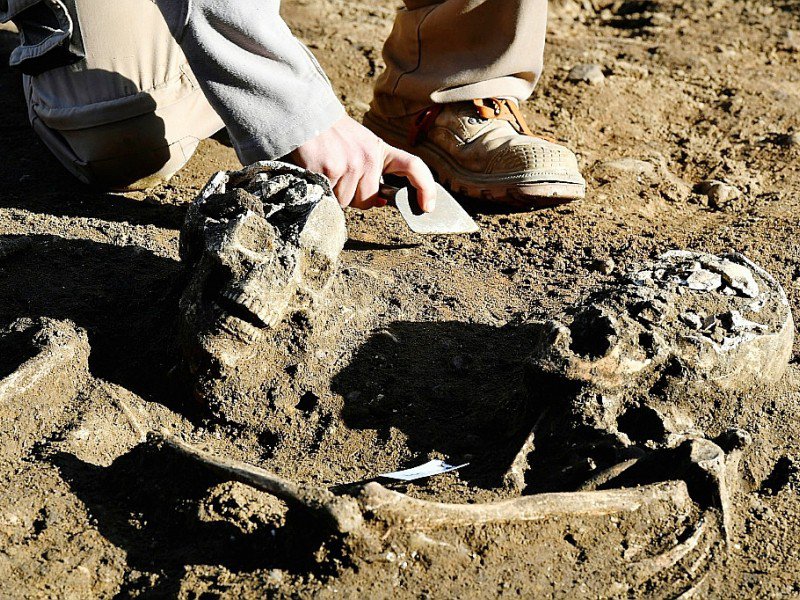 Un archéologue à l'oeuvre sur une nécropole antique à Bordeaux, le 6 décembre 2016 - GEORGES GOBET [AFP]