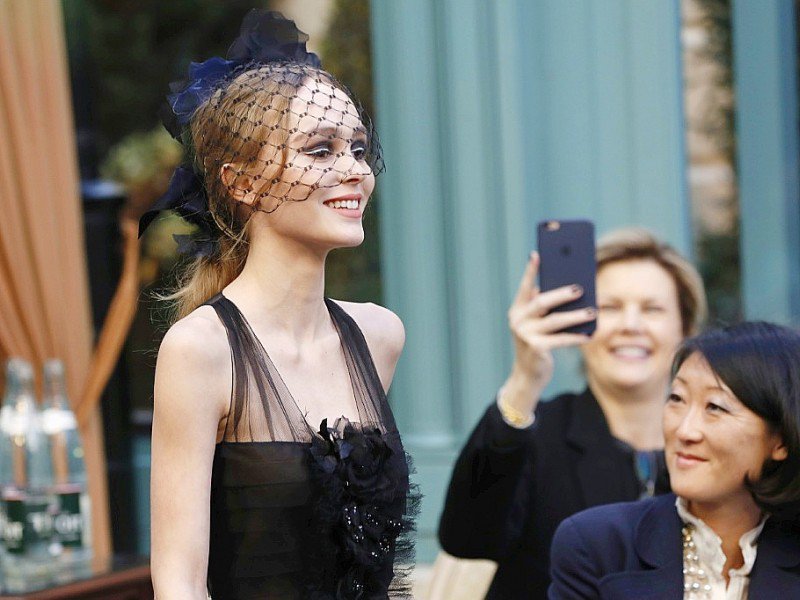 L'égérie de Chanel, Lily-Rose Depp, présente une création de la marque lors d'un défilé au Ritz à Paris, le 6 décembre 2016 - PATRICK KOVARIK [AFP]