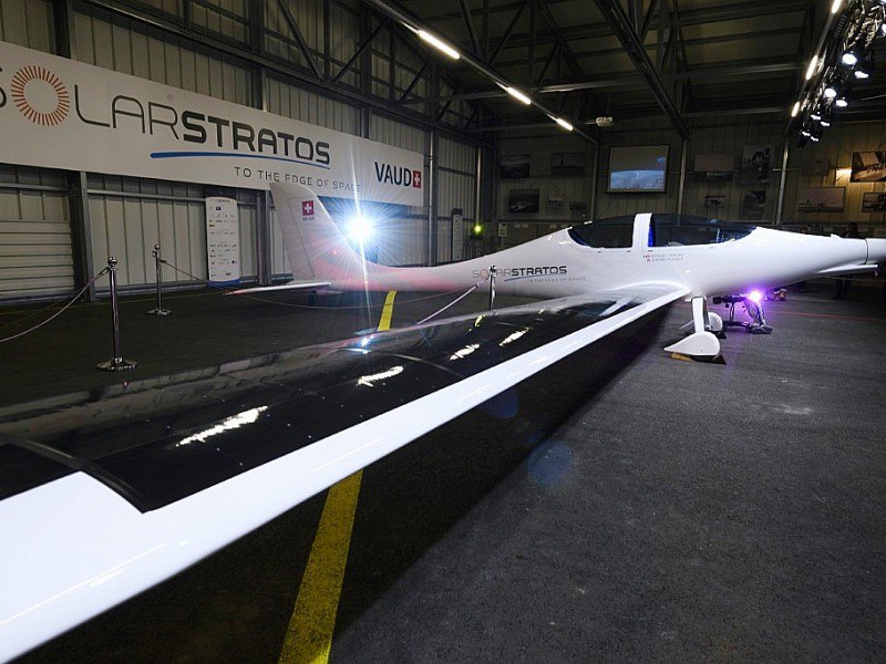 SolarStratos est le premier avion solaire habité capable de pénétrer la stratosphère, présenté à la presse sur la base militaire de Payerne en suisse le 7 décembre 2016 - FABRICE COFFRINI [AFP]