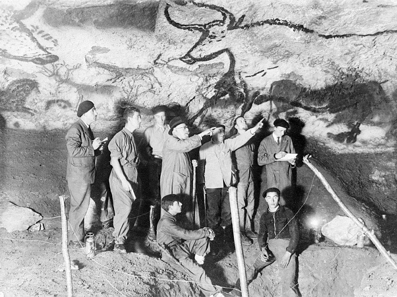 Le paléontologue et préhistorien Henri Breuil (3ème D) observe le panneau des aurochs dans la salle des taureaux de la grotte de Lascaux en 1948 à Montignac en Dordogne, en compagnie d'autres archéologues et de M. Ravidat (D, assis) et J. Marsal (G, - - [AFP/Archives]