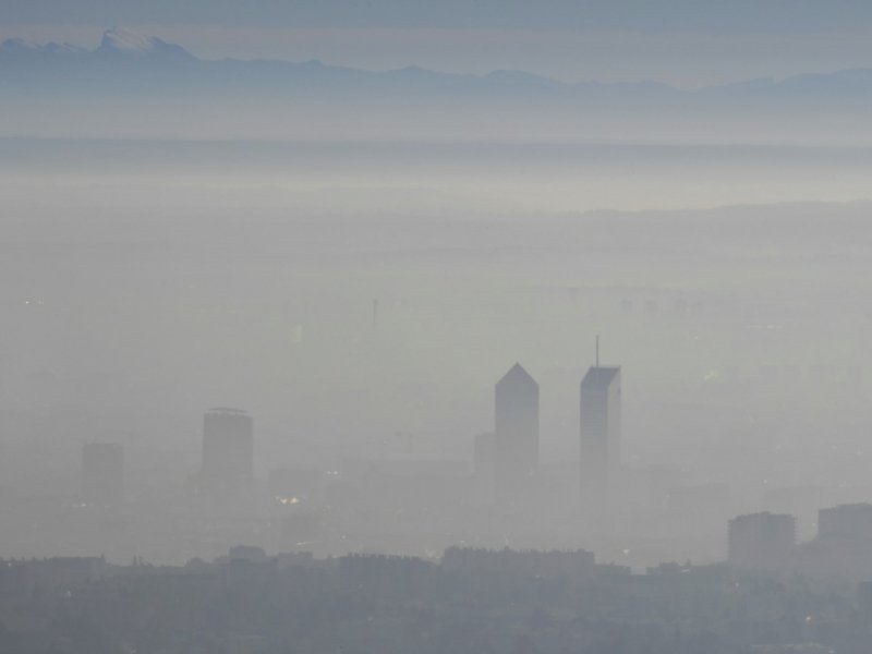 Le quartier d'affaires de la Part-Dieu à Lyon sous un épais brouillard de pollution, le 8 décembre 2016 - PHILIPPE DESMAZES [AFP]