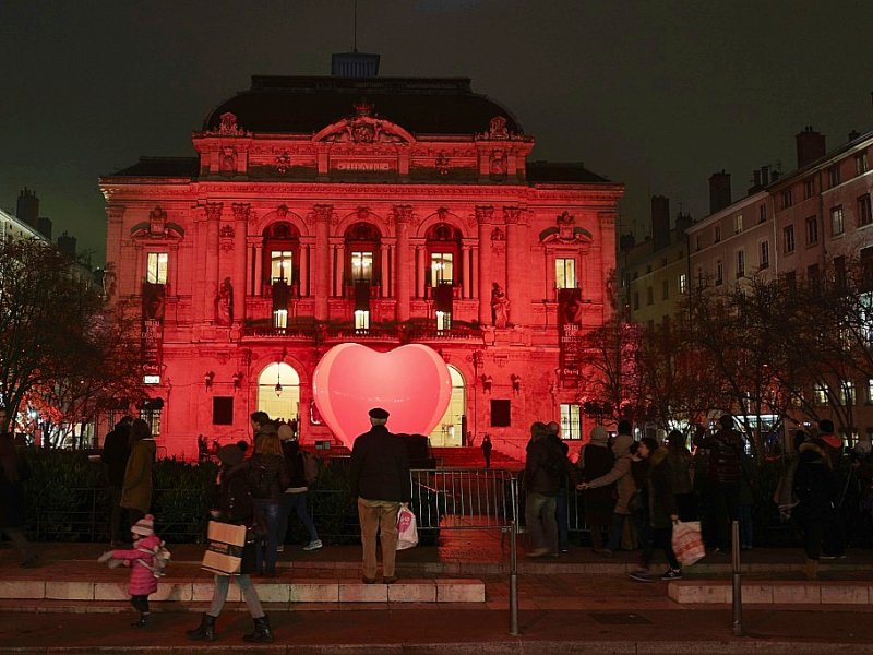 Le théâtre des Célestins est  illuminé à l'occasion de la Fête des Lumières, à Lyon, le 7 décembre 2016 - JEAN-PHILIPPE KSIAZEK [AFP]