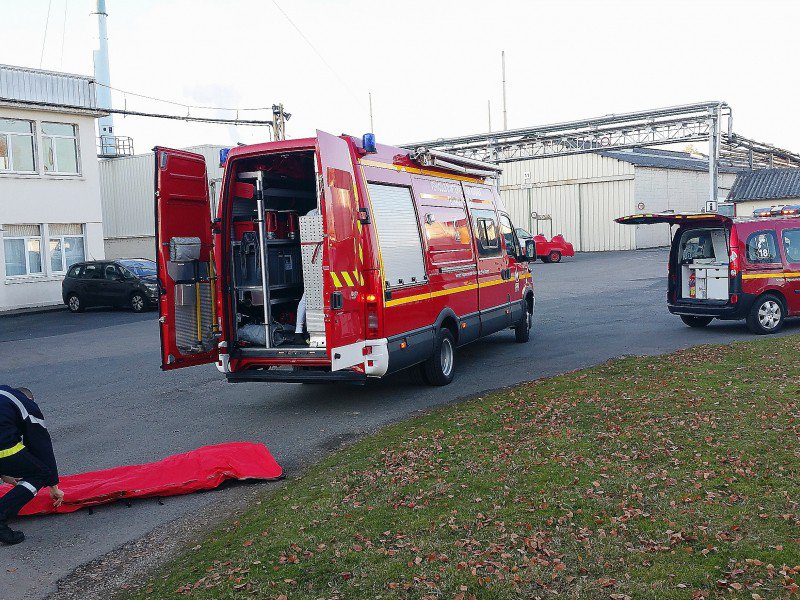 Les pompiers en intervention sur le site PCAS de Couterne (Orne). - Eric Mas