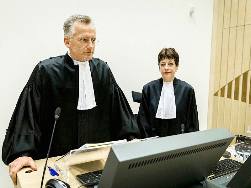 Les procureurs Wouter Bos et Sabina van der Kallen lors du procès pour incitation à la haine de Geert Wilders le 17 novembre 2016 à Schipol - Remko de Waal [ANP/AFP/Archives]