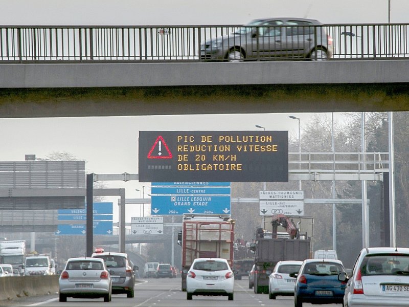 Vitesse réduite en raison de la pollution le 8 décembre 2016 sur le périphérique  à Lille - PHILIPPE HUGUEN [AFP]