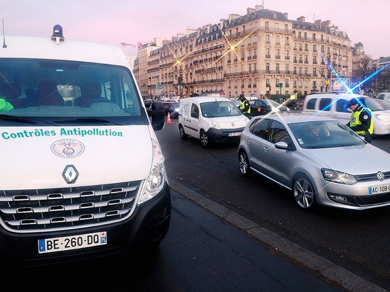 Des automobilistes contrôlés le 8 décembre 2016 à Paris dans le cadre de la circulation alternée - JACQUES DEMARTHON [AFP]