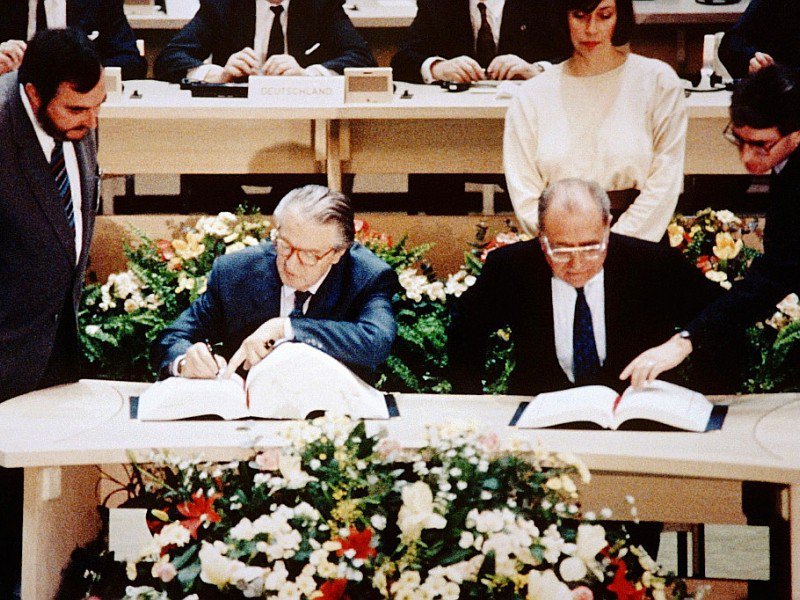 Les ministres français des Affaires étrangères, Roland Dumas, et de l'Economie, Pierre Bérégovoy, lors de la signature du traité de Maastricht le 7 février 1992 à Maastricht - STEINMEIJE [AFP/Archives]