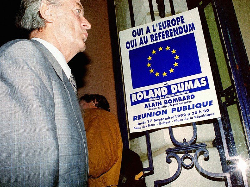 Le ministre français des Affaires étrangères lors de la campagne du référendump sur le traité de Maastricht le 17 septembre 1992 à Paris - FRANCK FIFE [AFP/Archives]