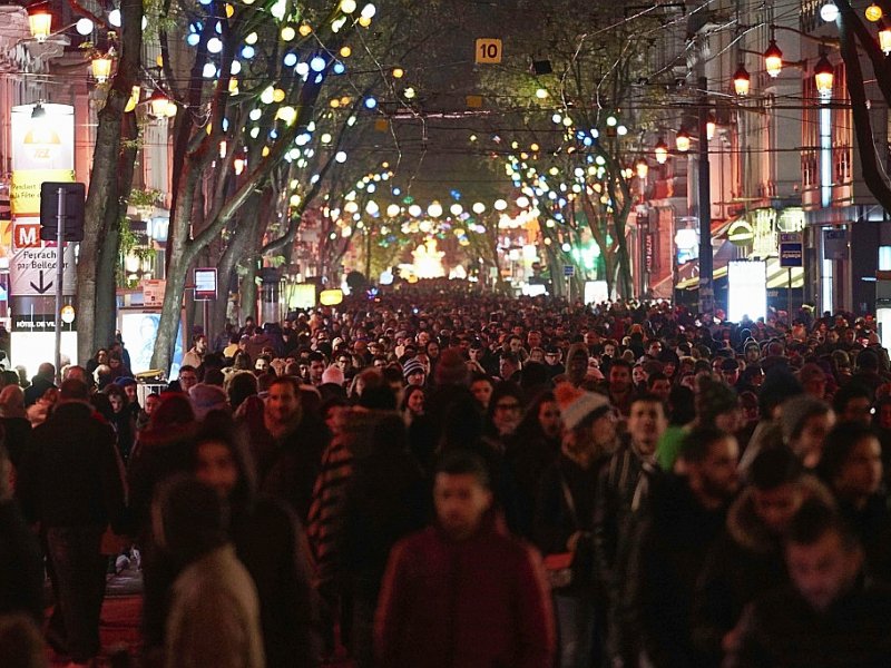 La foule sort dans les rues de Lyon célébrer le 8 décembre 2016 la traditionnelle Fête des Lumières, qui marque depuis 1852 la fête de l'Immaculée conception de Marie - JEAN-PHILIPPE KSIAZEK [AFP]