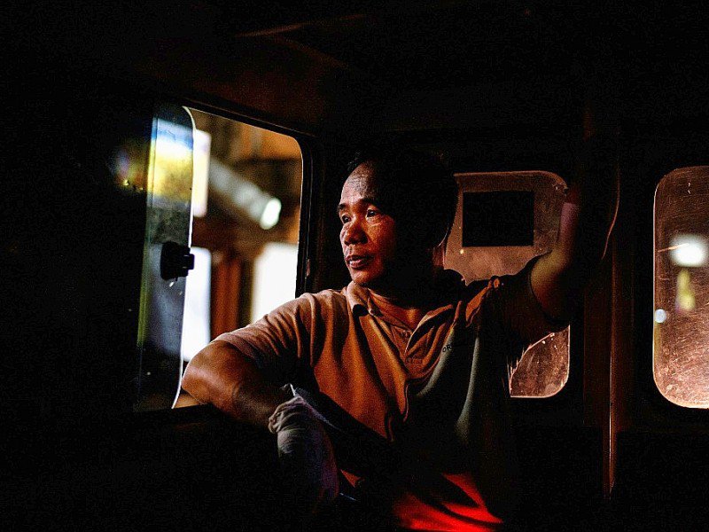 Le 30 octobre 2016, Alejandro Ormeneta, croquemort employé des pompes funèbres Veronica Memorial Chapels, se trouve à bord d'une ambulance funéraire pour aller chercher le corps d'un trafiquant de drogue présumé qui a été abattu dans Manille - Noel CELIS [AFP/Archives]