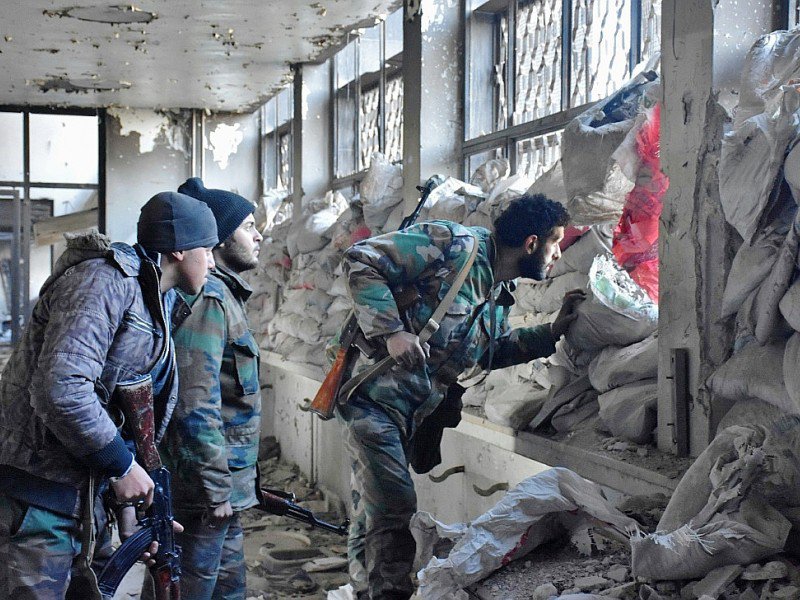 Des soldats du régime syrien le 8 décembre 2016 dans un quartie d'Alep-Est - GEORGE OURFALIAN [AFP]