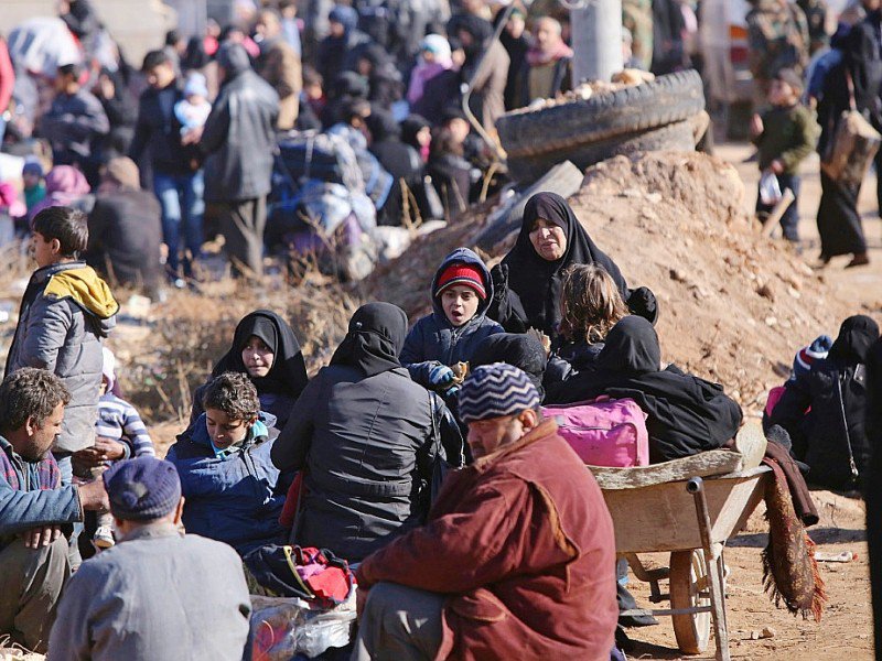 Des civils le 8 décembre 2016 dans le village d'Aziza après avoir fui les violences à Alep - Youssef KARWASHAN [AFP]