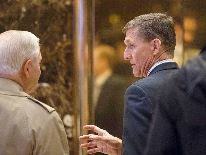 Le général américain Michael Flynn (d) à Trump Tower à New York, le 1er décembre 2016 - Bryan R. Smith [AFP/Archives]