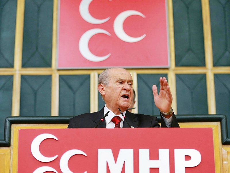 Après avoir longtemps refusé les appels du pied du gouvernement, le leader du MHP (formation de droite nationaliste) Devlet Bahçeli, ici le 19 juillet 2016 à Ankara, a décidé de soutenir l'AKP, à condition que ses "sensibilités" soient respectées. - ADEM ALTAN [AFP/Archives]