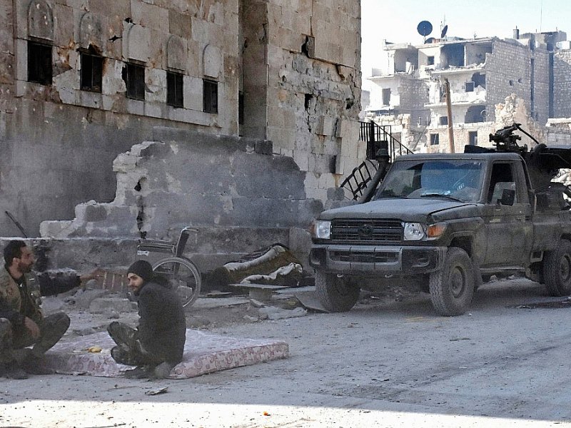Des soldats du régime dans le quartier de Bab al-Nairab à Alep, le 10 décembre 2016 - George OURFALIAN [AFP]