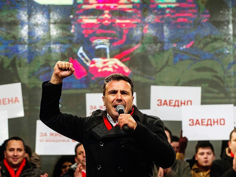 Zoran Zaev, responsable du parti social-démocrate, s'adresse à ses partisans lors d'un meeting électoral, le  9 décembre 2016 à Skopje - Robert ATANASOVSKI [AFP]