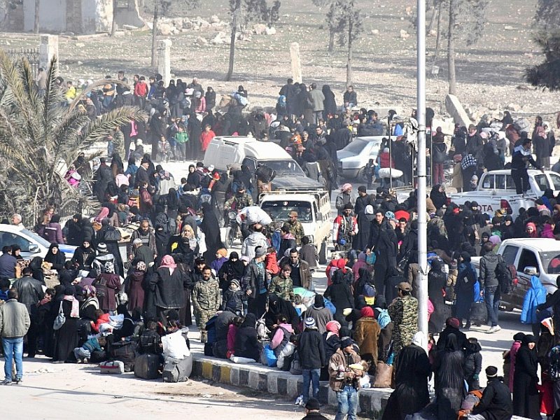 Des civils syriens ayant fui les quartiers est d'Alep arrivent à des postes de contrôle gérés par les forces pro-gouvernementales, le 10 décembre 2016 - George OURFALIAN [AFP]