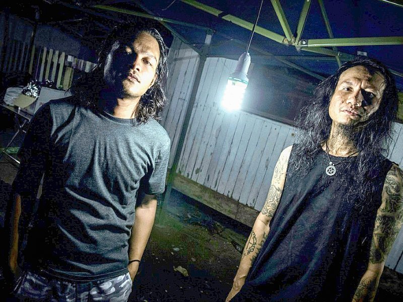 Deux membres d'un groupe de musique métal birman "Nightmare Metal Band"   Tharr Pu (g) et Aung Myo Linn, posent après un concert à Rangoun, le 20 novembre 2016 - Romeo GACAD [AFP]
