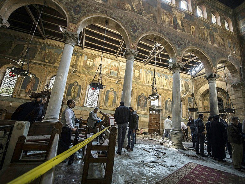 Des forces de sécurité égyptiennes dans l'église copte orthodoxe Saint-Pierre et Saint-Paul, pour inspecter les lieux d'un attentat à la bombe, le 11 décembre 2016 au Caire - KHALED DESOUKI [AFP]