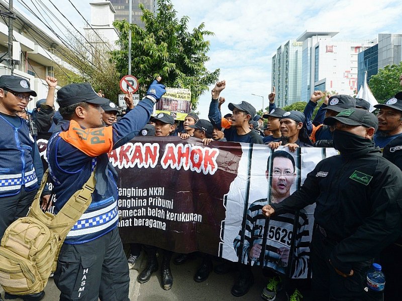 Des musulmans indonésiens manifestent près du tribunal où est jugé pour blasphème le gouverneur chrétien de Jakarta Basuki Tjahaja Purnama, surnommé "Ahok", à Jakarta le 13 décembre 2016 - ADEK BERRY [AFP]