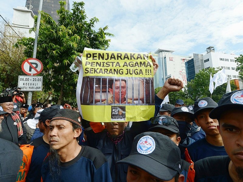 Des musulmans indonésiens manifestent près du tribunal où est jugé pour blasphème le gouverneur chrétien de Jakarta Basuki Tjahaja Purnama, surnommé "Ahok", à Jakarta le 13 décembre 2016 - ADEK BERRY [AFP]