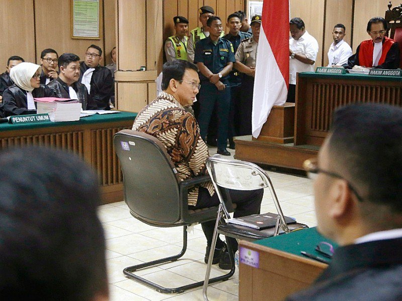 Le gouverneur chrétien Basuki Thahaja Purnama assis face à ses juges au tribunal 13 décembre 2016 à Jakarta - Tatan SYUFLANA [POOL/AFP]