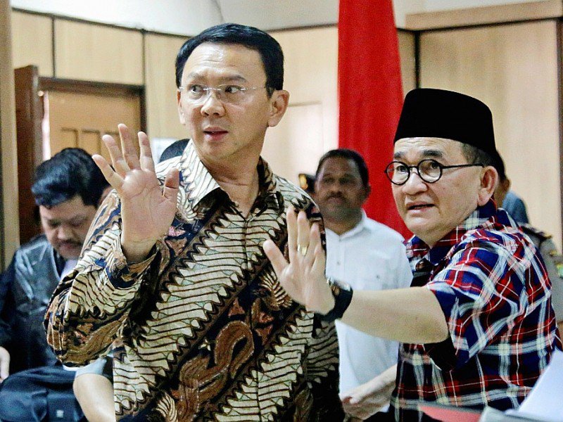 Le gouverneur chrétien Basuki Thahaja Purnama (G) au tribunal le 13 décembre 2016 à Jakarta - TATAN SYUFLANA [POOL/AFP]
