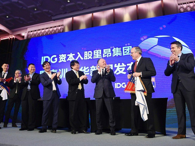 Le Chinois Li Jianguang (4g), un des dirigeants de IDG Capital lors de la cérémonie après la signature du partenariat avec l'OL, le 13 décembre 2016 à Pékin - Greg Baker [AFP]