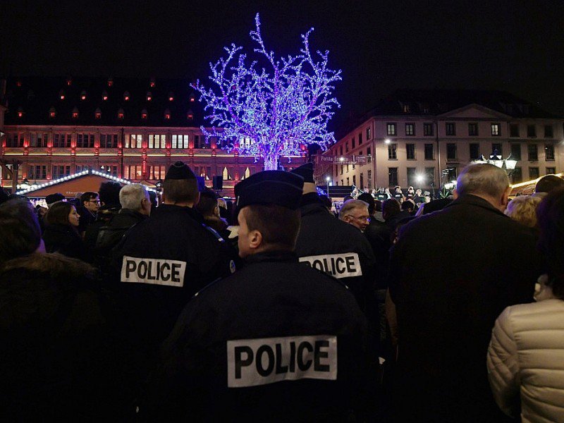 Des policiers patrouillent sur le marché de Noël de Strasbourg, le 25 novembre 2016 - PATRICK HERTZOG [AFP]