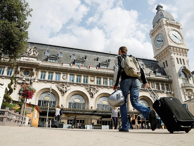 Un homme arrive à la gare de Lyon, à Paris, le 22 juillet 2016 - FRANCOIS GUILLOT [AFP/Archives]