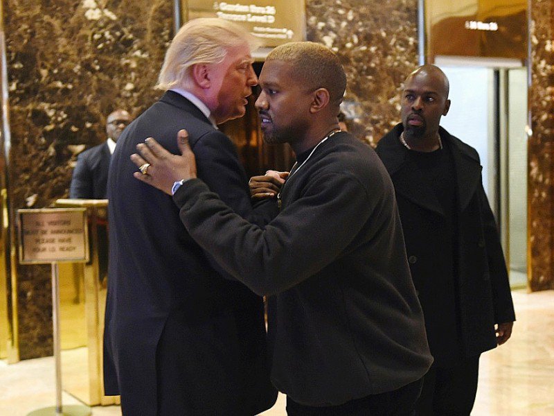 Le rappeur américain Kanye West (d) et le président élu des Etats-Unis Donald Trump, le 13 décembre 2016 à New York - TIMOTHY A. CLARY [AFP]