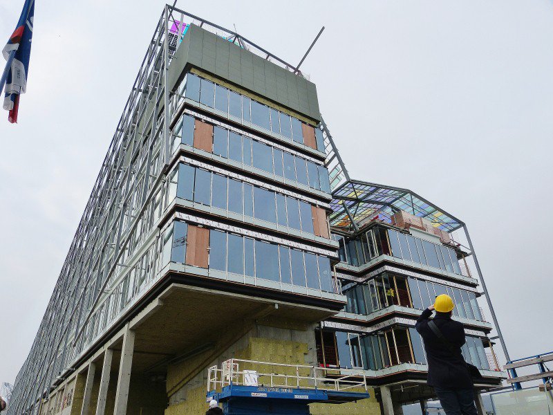 Imposant, le futur bâtiment offre une façade colorée, aux teintes changeantes selon la lumière.