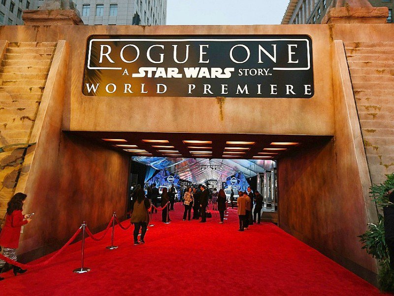 Présenté en avant-première samedi à Los Angeles, "Rogue One: a Star Wars story", réalisé par le Britannique Gareth Edwards ("Godzilla"), sort mercredi dans plusieurs pays européens - Ethan Miller [GETTY IMAGES NORTH AMERICA/AFP/Archives]