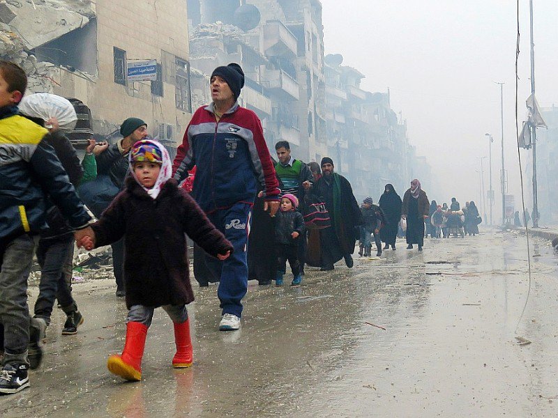 Des civils syriens quittent le 13 décembre 2016 le quartier de Boustane al-Qasr à Alep-Est - STRINGER [AFP]