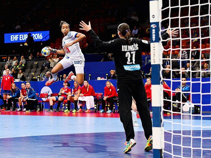 La Française Estelle Nzé Minko, marque un de ses 6 buts face à la Serbie à l'Euro féminin de handball, le 14 décembre 2016 à Göteborg - Jonathan NACKSTRAND [AFP]