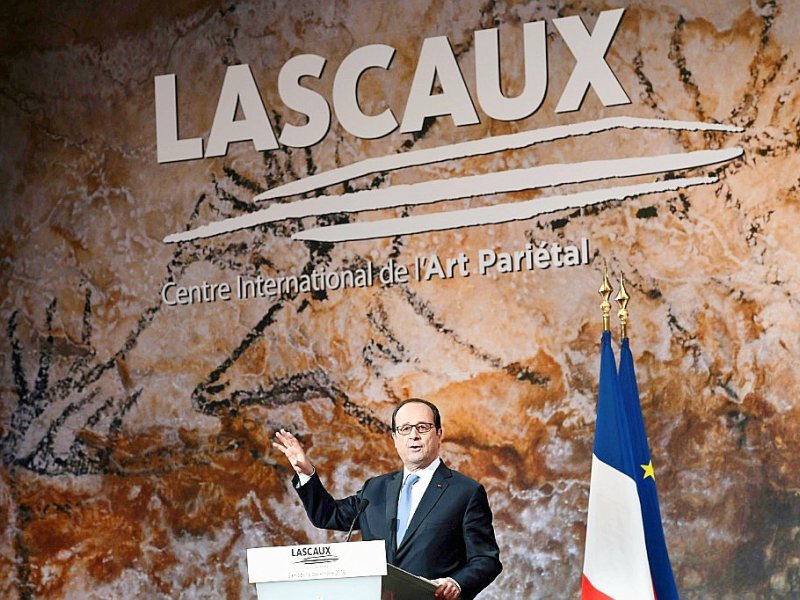 François Hollande a inauguré Lascaux 4 le 10 décembre 2016 avant son ouverture au public - MEHDI FEDOUACH [AFP/Archives]
