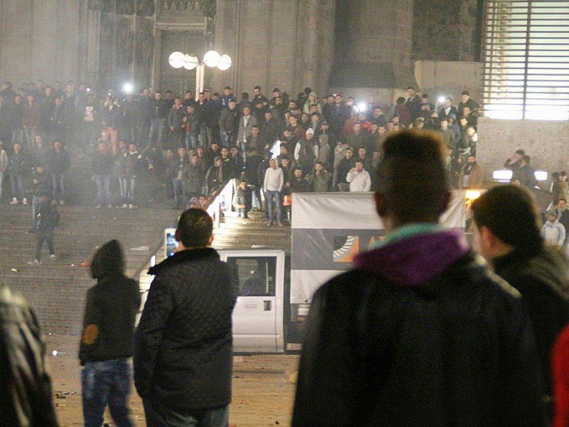 Des gens réunis devant la gare centrale de Cologne le 31 décembre 2015, quand la police a reçu des centaines de plaintes de femmes pour agressions sexuelles commises près de la gare et de la cathédrale - Markus Boehm [dpa/AFP/Archives]