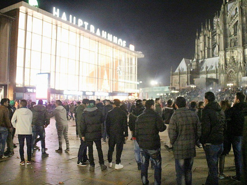 Des gens réunis devant la gare centrale de Cologne le 31 décembre 2015, quand la police a reçu des centaines de plaintes de femmes pour agressions sexuelles commises près de la gare et de la cathédrale - Markus BOEHM [dpa/AFP/Archives]